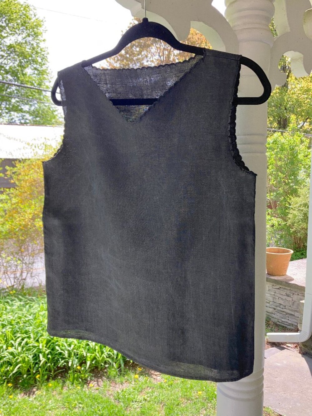 100% Linen V-Neck Sleeveless Top w Scallop Detail